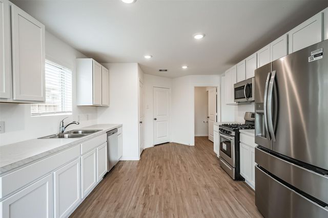 9123 Estes Lakes Drive, Baytown, TX 77521