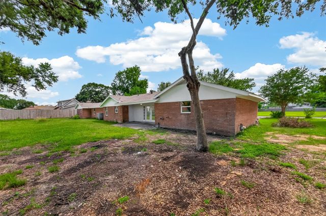 18219 Kings Lynn Street, Webster, TX 77058