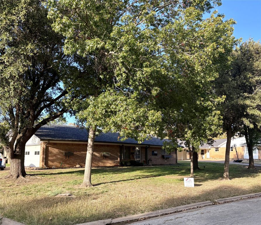 1417 Oak Hills Drive, Graham, TX 76450
