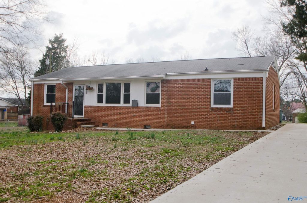 2205 East Arbor Drive NW, Huntsville, AL 35611