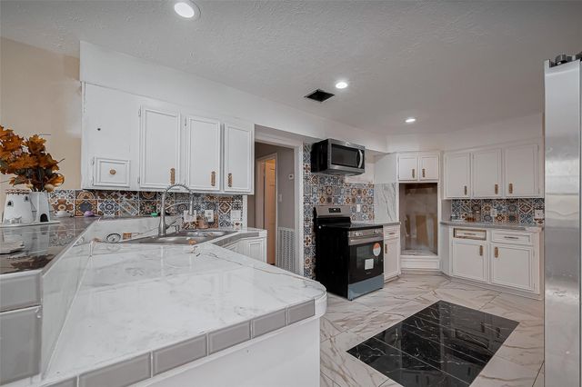 811 Loire Lane, Houston, TX 77090