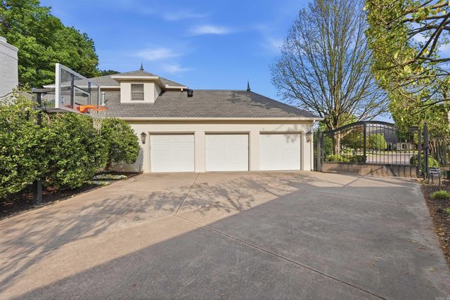 302 Hickory Creek Court, Little Rock, AR 72212