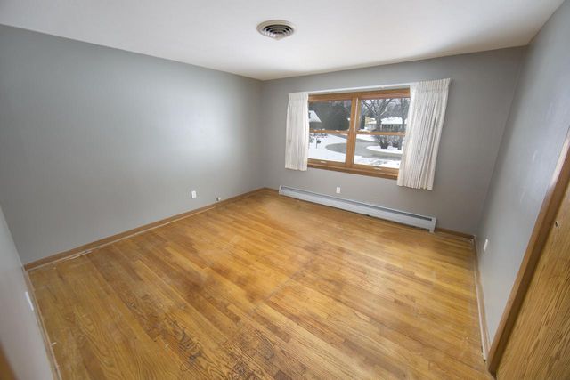 2261 W Kenboern DRIVE, Glendale, WI 53209