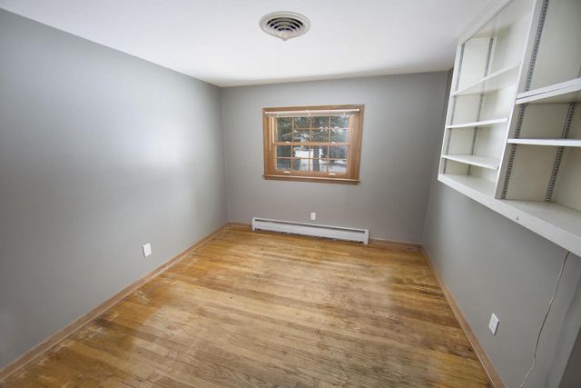 2261 W Kenboern DRIVE, Glendale, WI 53209