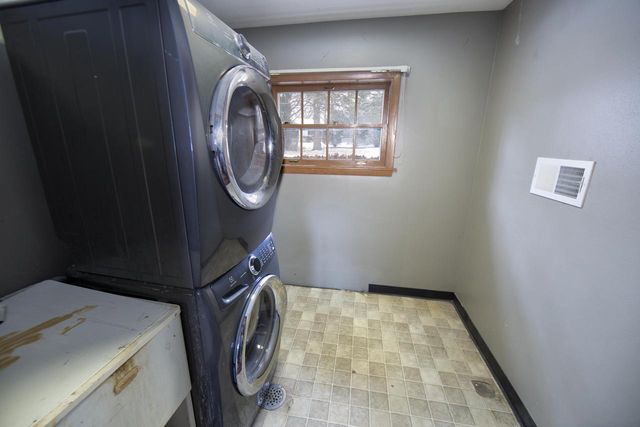 2261 W Kenboern DRIVE, Glendale, WI 53209