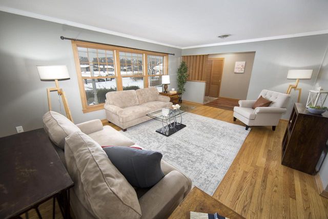 2261 W Kenboern DRIVE, Glendale, WI 53209