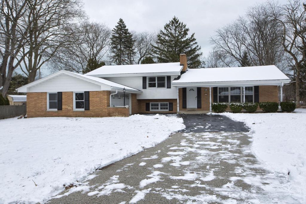 2261 W Kenboern DRIVE, Glendale, WI 53209