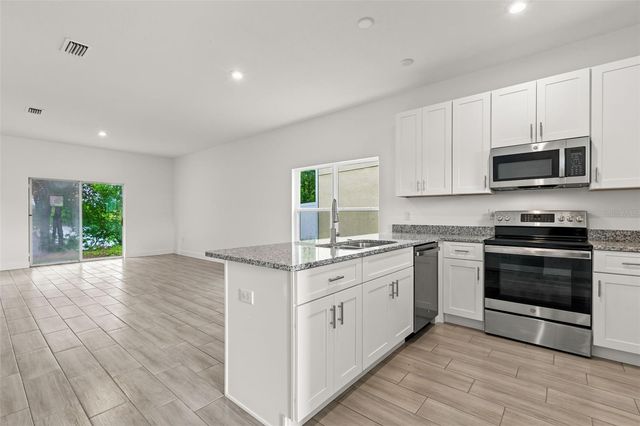 458 LAKE SHORE PARKWAY, Davenport, FL 33896