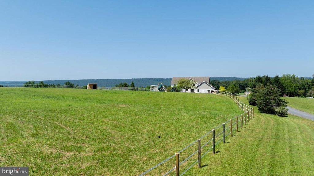 519 BIRDS HILL RD, Pine Grove, PA 17963