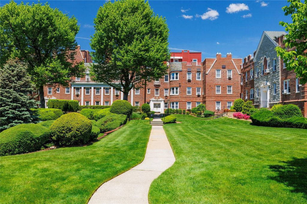 104 S Village Avenue 1G, Rockville Centre, NY 11570