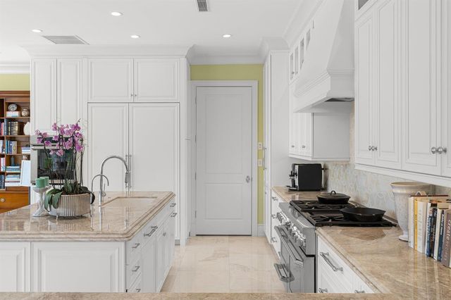 2870 NE 24th Place, Fort Lauderdale, FL 33305