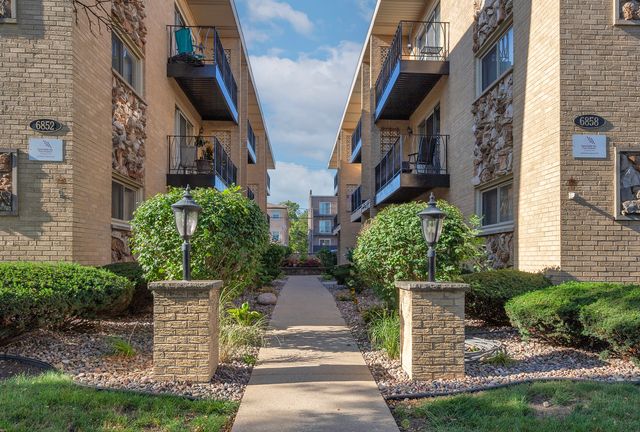 6852 N Northwest Highway 2B, Chicago, IL 60631
