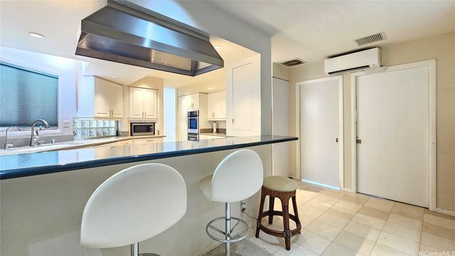 656 Kumukahi Place, Honolulu, HI 96825