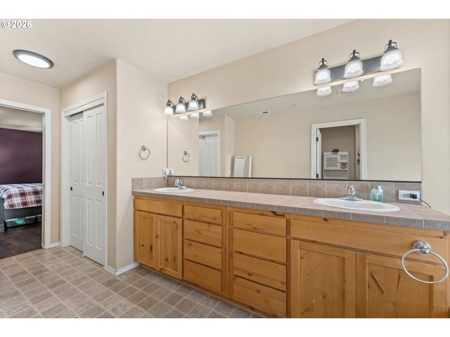 12671 VILLARD Pl, Oregon City, OR 97045
