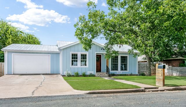 915 Bell, Fredericksburg, TX 78624