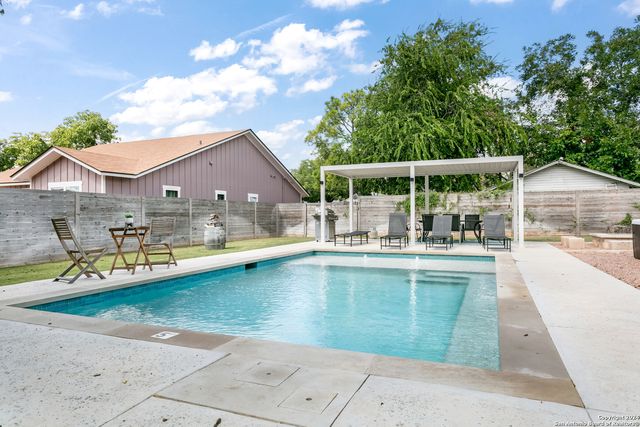 915 Bell, Fredericksburg, TX 78624