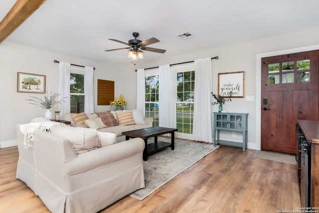 915 Bell, Fredericksburg, TX 78624
