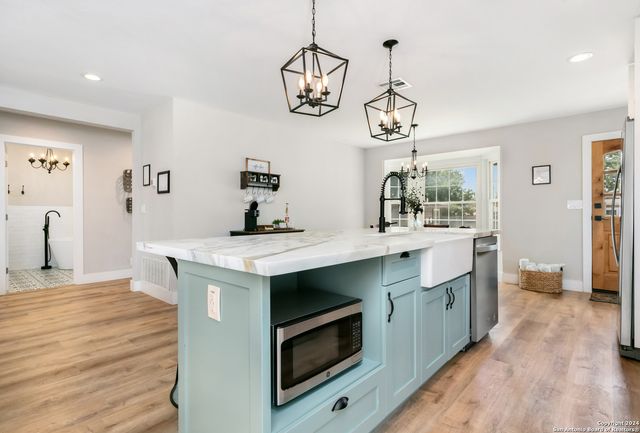 915 Bell, Fredericksburg, TX 78624