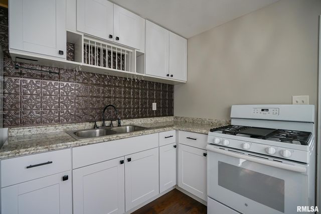 1030 E MAYWOOD Avenue, Peoria, IL 61603