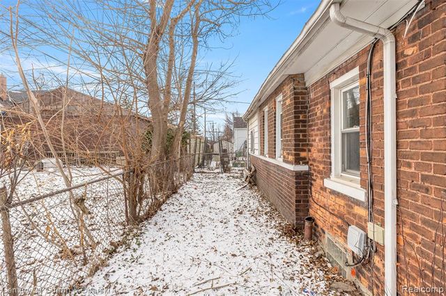 18634 Wood Street, Melvindale, MI 48122