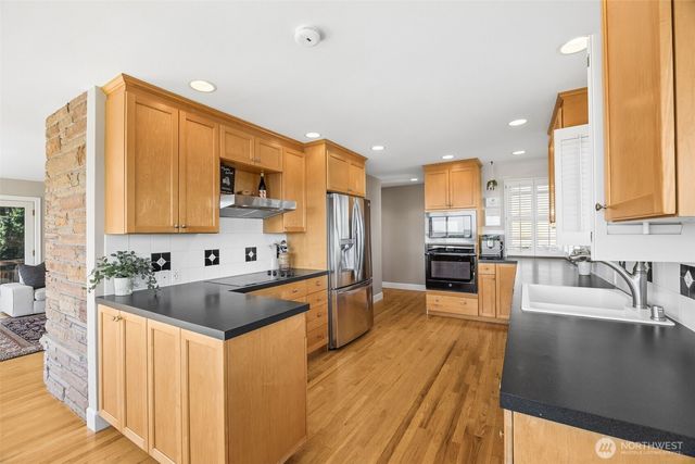 20811 8th Ave S, Des Moines, WA 98198