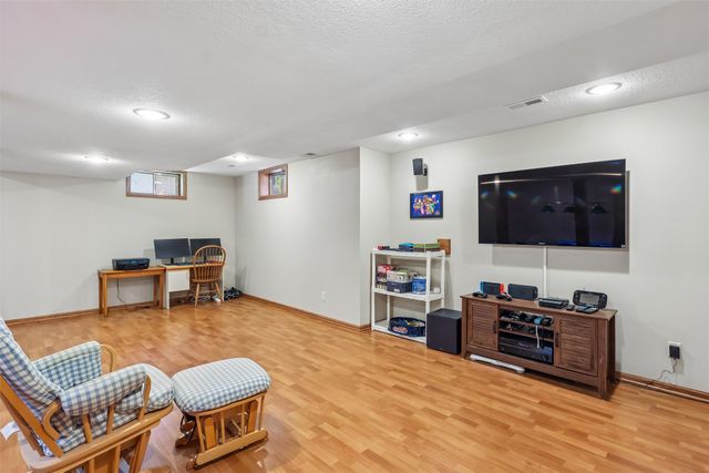 804 Prairie View Drive, West Des Moines, IA 50266