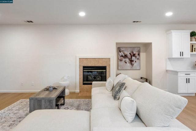 230 230 Wisteria Ln, Tracy, CA 95377