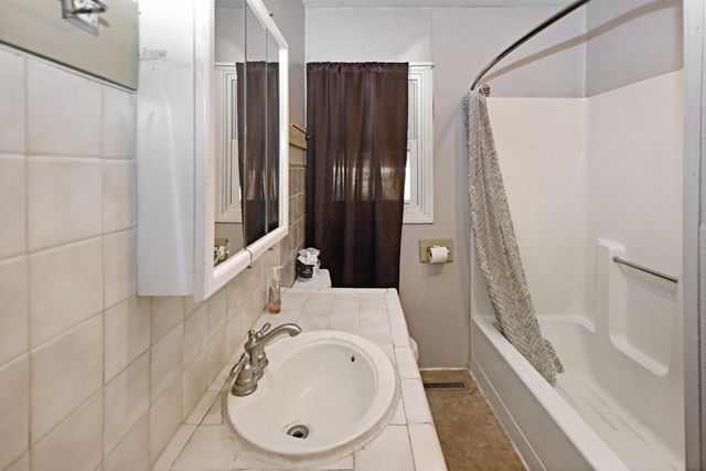 1005 43rd St SE, Minot, ND 58701