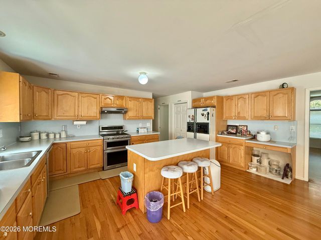 6 Seaman Road, Freehold, NJ 07728