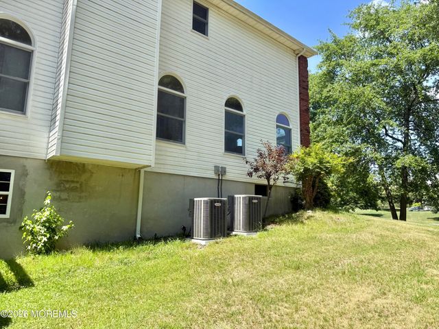6 Seaman Road, Freehold, NJ 07728