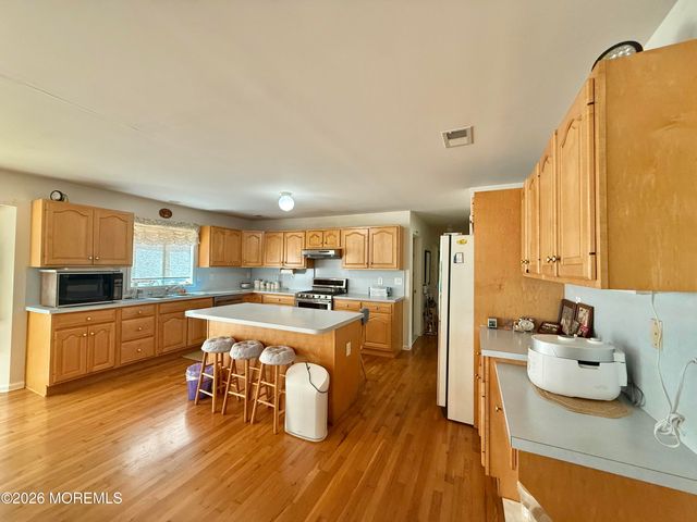 6 Seaman Road, Freehold, NJ 07728