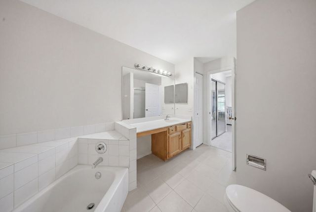 206 Glasgow Lane B206, Schaumburg, IL 60194
