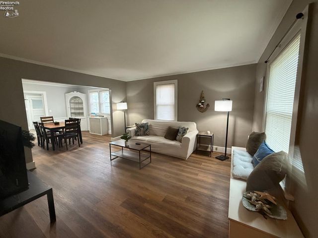 E 118 5th Street, Port Clinton, OH 43452