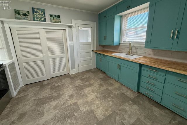 E 118 5th Street, Port Clinton, OH 43452