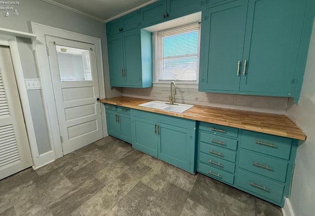 E 118 5th Street, Port Clinton, OH 43452
