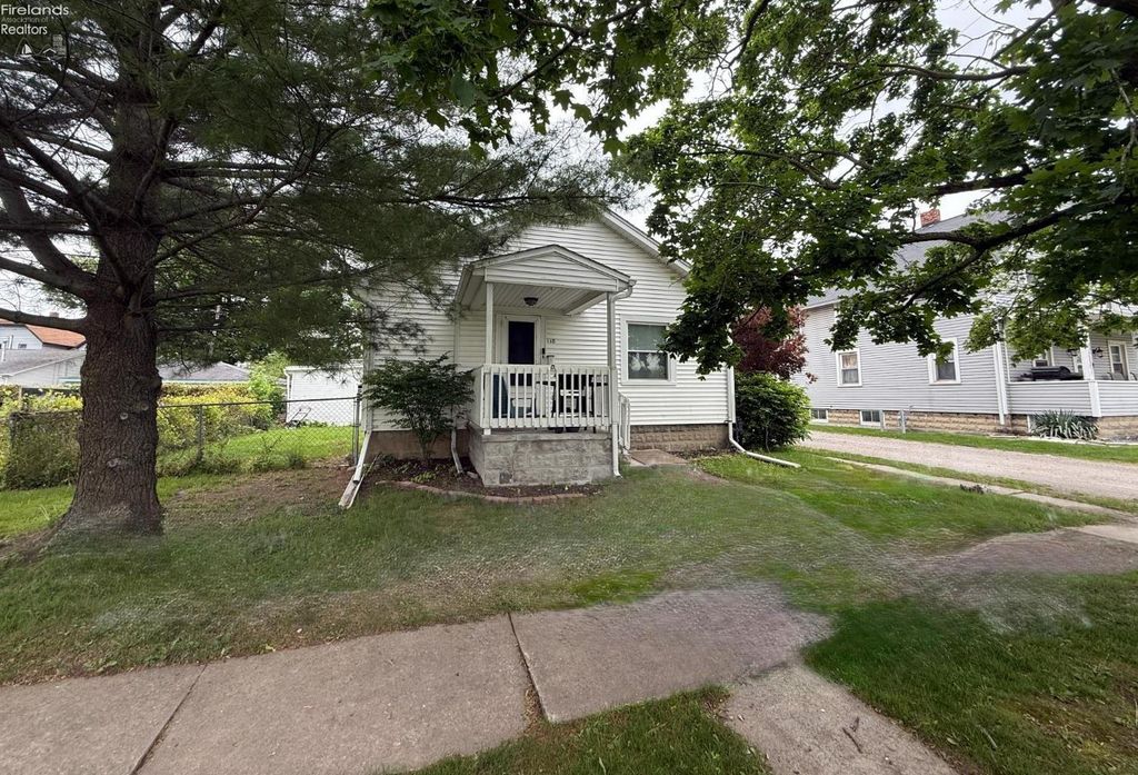 E 118 5th Street, Port Clinton, OH 43452
