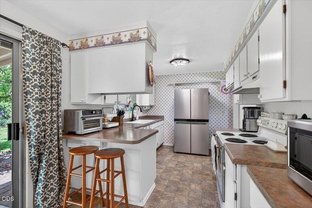 1621 Gayety Lane, Medford, OR 97504