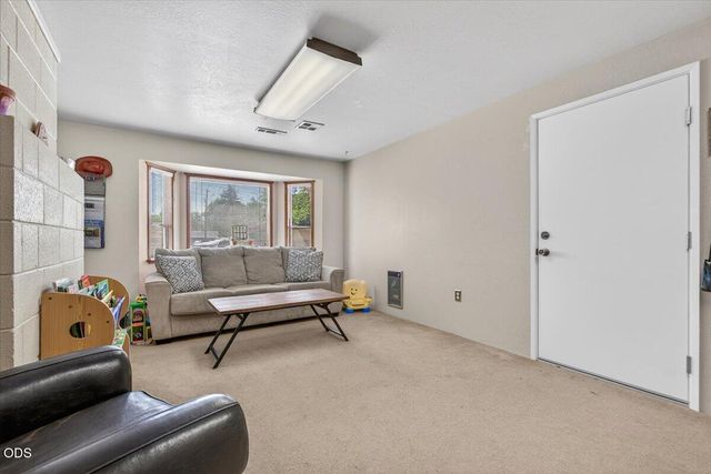 1621 Gayety Lane, Medford, OR 97504
