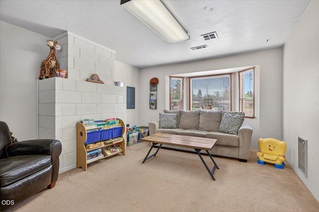 1621 Gayety Lane, Medford, OR 97504