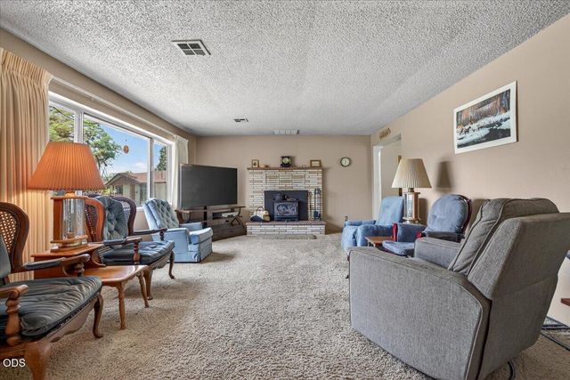 1621 Gayety Lane, Medford, OR 97504
