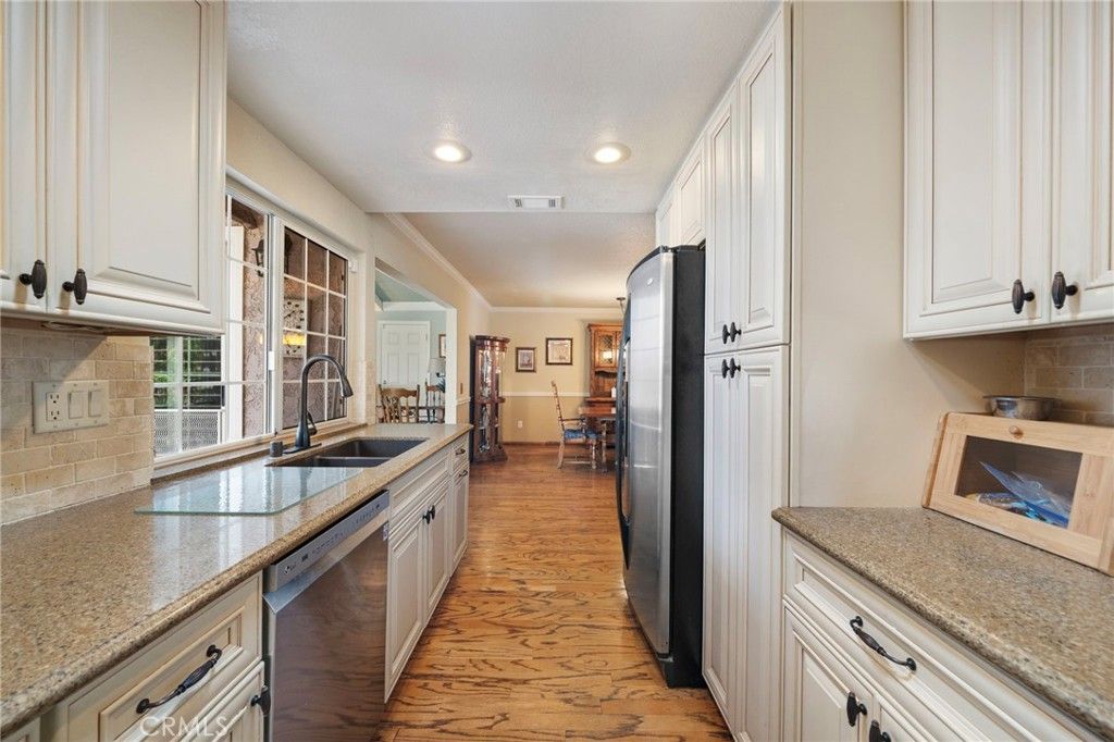 Image 9 of property listing at 1128 W Aster, Upland, CA 91786