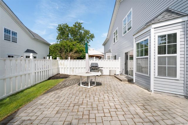 5 Robert Lane 5, Middle Island, NY 11953