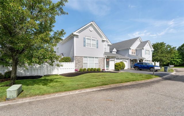 5 Robert Lane 5, Middle Island, NY 11953