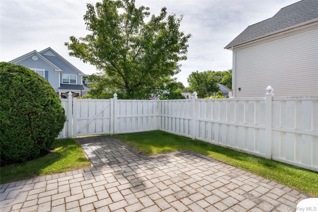 5 Robert Lane 5, Middle Island, NY 11953