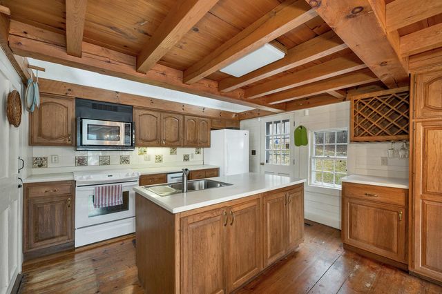83 Governor Wentworth Highway, Tuftonboro, NH 03894