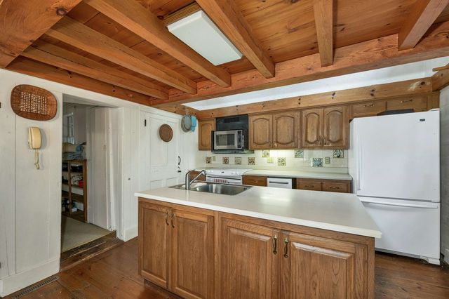 83 Governor Wentworth Highway, Tuftonboro, NH 03894