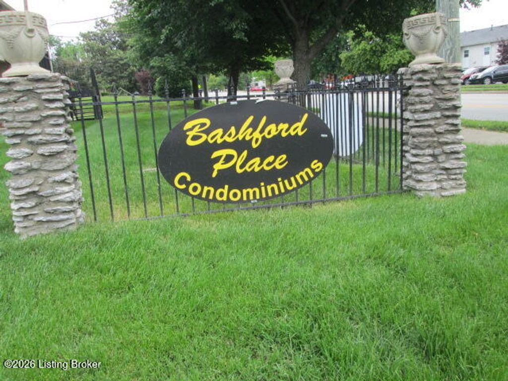 1827 Bashford Manor Ln APT 1, Louisville, KY 40218