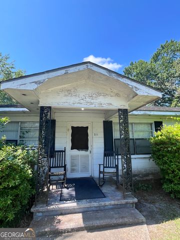 211 E Banks Street, Glennville, GA 30427