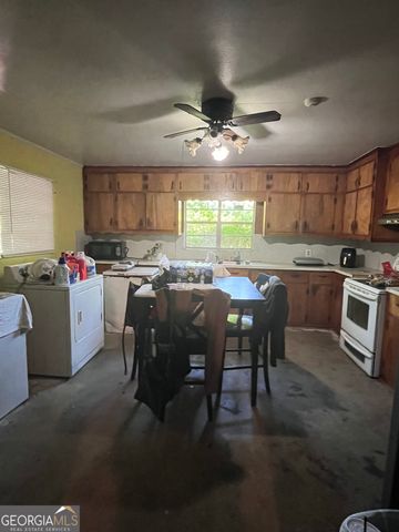 211 E Banks Street, Glennville, GA 30427