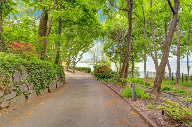 35 Sunview Drive, Glen Cove, NY 11542